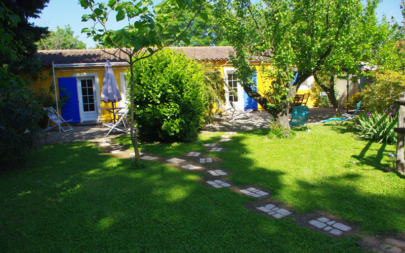 gite calme arles piscine