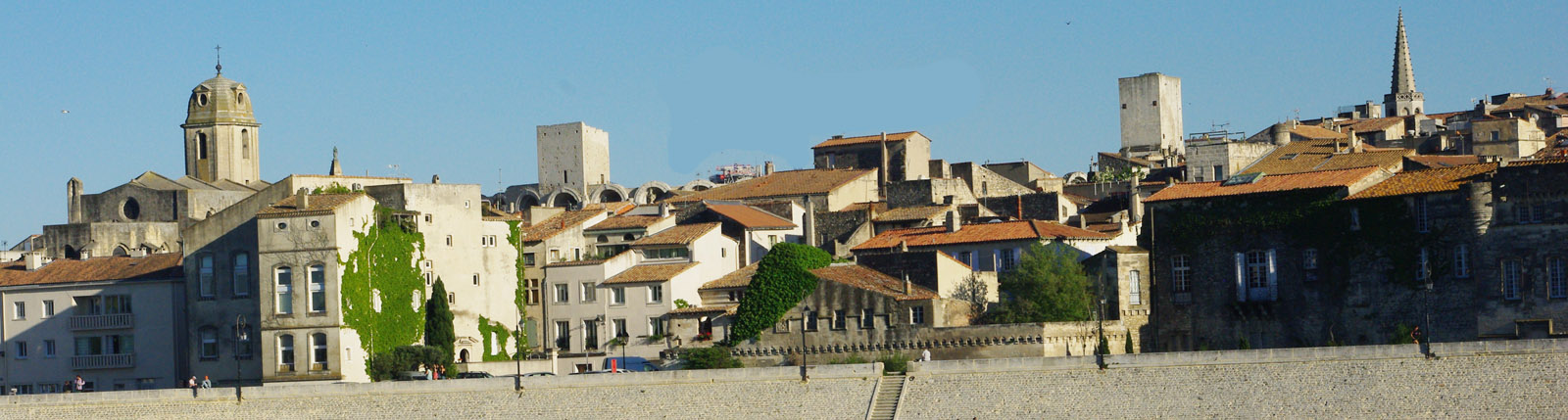 gite calme arles piscine